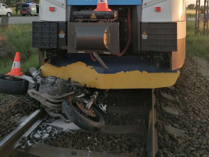 Na Jindřichohradecku se srazil vlak s motorkářem. Nehoda uzavřela sjezd na dálnici
