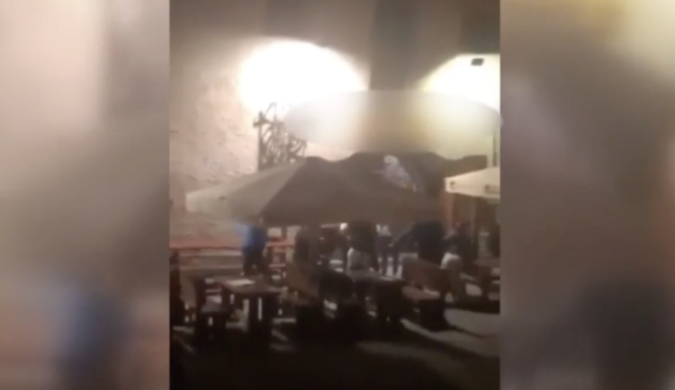 VIDEO: Zápasník MMA v Krumlově údajně napadl dvě ženy. Případem se už zabývají kriminalisté