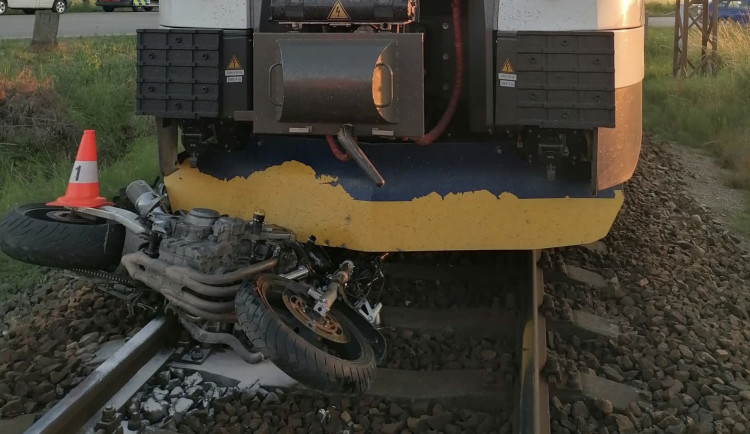 Na Jindřichohradecku se srazil vlak s motorkářem