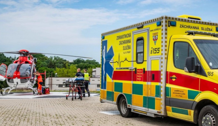 Žena se čtyřmi promile u Bludova spadla s kolem do příkopu. Letěl pro ni vrtulník