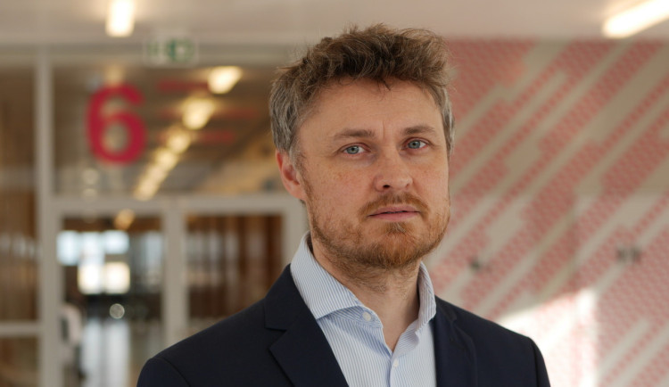 Žádný trestný čin se nestal, uzavřela policie kauzu e-mailů na univerzitě. Rektor stáhl odvolání děkana Kubaly