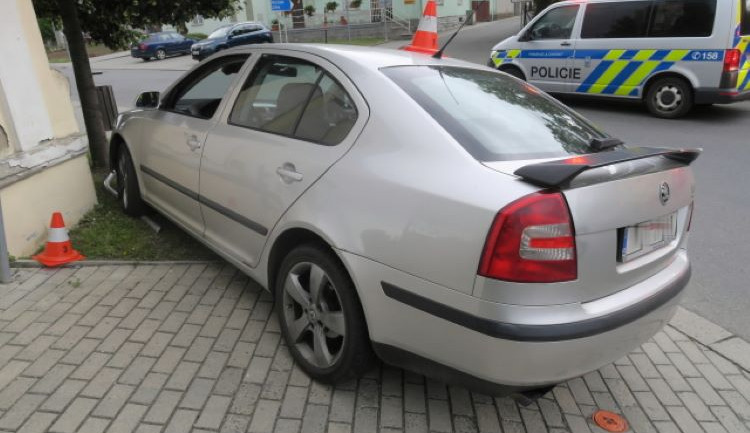 Opilý řidič vezl na Přerovsku dítě bez autosedačky a na sjeté pneumatice. S autem narazil do hřbitovní zdi