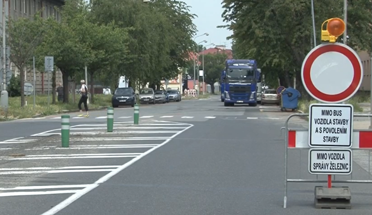 VIDEO: Opravy důležité Jeremenkovy ulice komplikují dopravu. Autobusy MHD to postihne od července