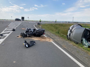 Tragická nehoda na jihu Čech. Auto se srazilo s motorkou