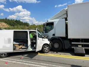 Na Písecku se srazila dodávka s nákladním autem. Jeden z řidičů je vážně zraněn