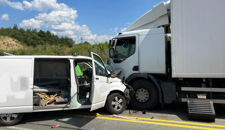 Na Písecku se srazila dodávka s nákladním autem. Jeden z řidičů je vážně zraněn
