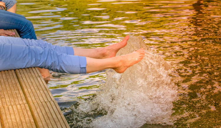 Po tropickém dnešku se v Česku mírně ochladí, od pátku a o prvním prázdninovém víkendu už se teploty opět budou šplhat ke 30 stupňům Celsia. Po celý týden budou přeháňky a v některých dnech i bouřky. Vyplývá to z týdenní předpovědi Českého hydrometeo