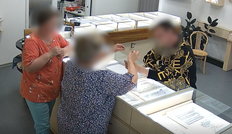 VIDEO: Zloděj ve zlatnictví v centru Olomouce ukradl řetízek a prchal k náplavce. Tam zakopl