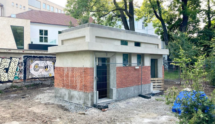 Opravené toalety v Čechových sadech začnou sloužit již na konci července. Budou bezbariérové