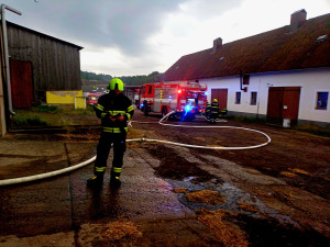 Požár skladu v obci Domašín.