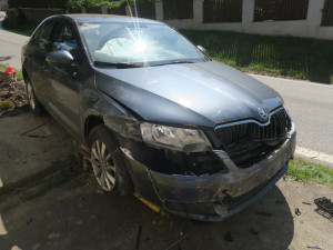 Žena nabourala do plotu a zaparkovaného auta. Nadýchala skoro tři a půl promile