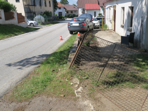 Žena nabourala do plotu a zaparkovaného auta. Nadýchala skoro tři a půl promile