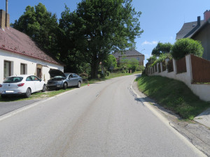 Žena nabourala do plotu a zaparkovaného auta. Nadýchala skoro tři a půl promile