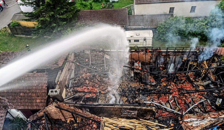 Požár stavení v obci Plavsko na Jindřichohradecku.