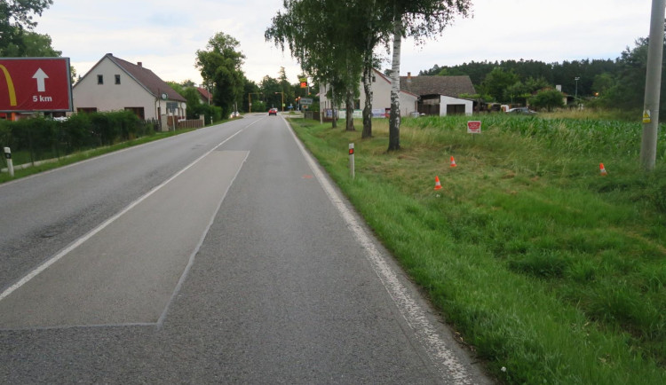 Senior narazil do skupinu cyklistů. Z místa nehody ujel