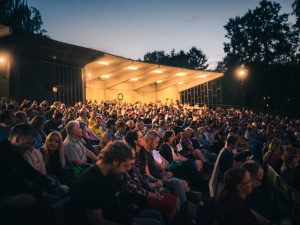Filmy i divadlem nabitý červenec v letňáku