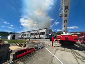 Hasiči zasahují u požáru dvou hal. Vyhlášen je druhý stupeň požárního poplachu