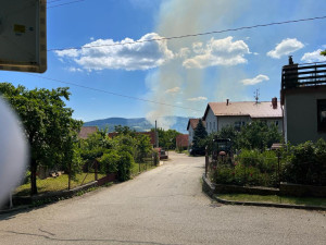 Hasiči zasahují u požáru dvou hal. Vyhlášen je druhý stupeň požárního poplachu