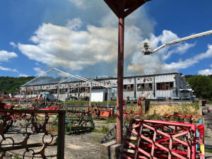 Hasiči zasahují u požáru dvou hal. Vyhlášen je druhý stupeň požárního poplachu