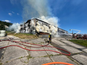 Hasiči zasahují u požáru dvou hal. Vyhlášen je druhý stupeň požárního poplachu