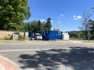Z oken vidí chladící boxy pohřební služby. Neuctivé, zlobí se místní