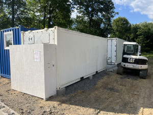 Z oken vidí chladící boxy pohřební služby. Neuctivé, zlobí se místní