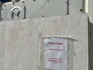 Z oken vidí chladící boxy pohřební služby. Neuctivé, zlobí se místní