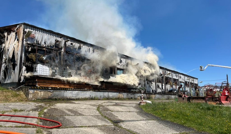 Hasiči zasahují u požáru dvou hal. Vyhlášen je druhý stupeň požárního poplachu