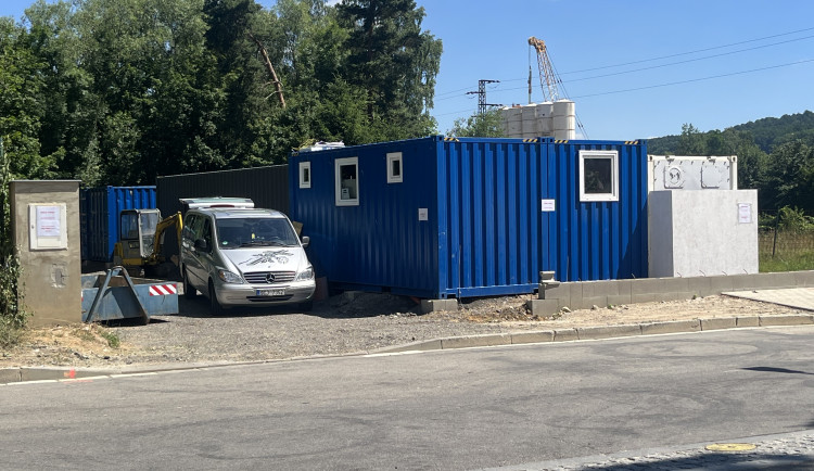 Z oken vidí chladící boxy pohřební služby. Neuctivé, zlobí se místní