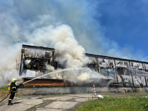 Hasiči budou hlídat požár ve Lhenicích celý víkend. Škoda je přes 18 milionů