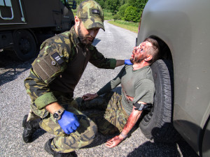 Vojáci zasahující u autonehody si procvičí poskytnutí přednemocniční neodkladné péče.