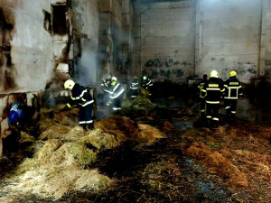 Na jihu Čech hořel další sklad slámy. Hasiči potřebovali sedm cisteren