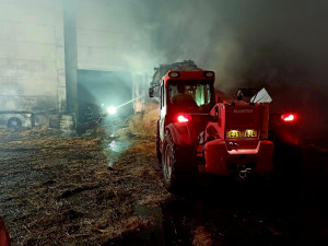 Na jihu Čech hořel další sklad slámy. Hasiči potřebovali sedm cisteren