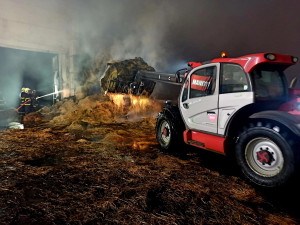 Na jihu Čech hořel další sklad slámy. Hasiči potřebovali sedm cisteren