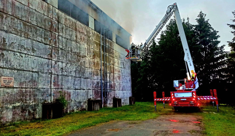 Na jihu Čech hořel další sklad slámy. Hasiči potřebovali sedm cisteren