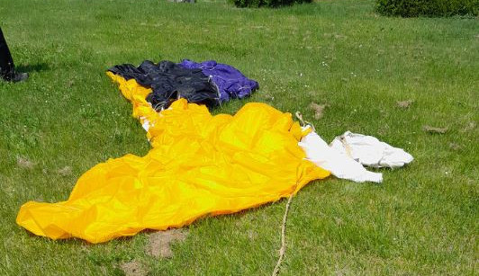 Na zahradě mi přistál přistál padák bez parašutisty, řekl muž strážníkům