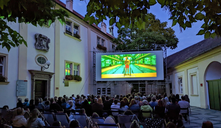 Na radnici v Brně odstartuje letní kino. Promítne filmy pro děti i skejťáky
