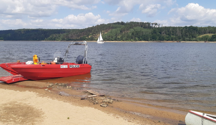 Policisté hledají tělo muže v Orlické přehradě. V zátoce našli převrácenou pramici
