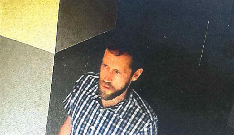 Poznáte muže na snímku? Vydával se za pracovníka energetické společnosti