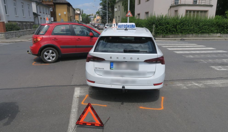 Ještě ani nemá řidičský průkaz a už dostal pokutu a trestné body. Žák autoškoly boural v Šumperku