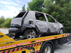 Další požáry automobilů v Českých Budějovicích. Nad ránem hořela dvě auta