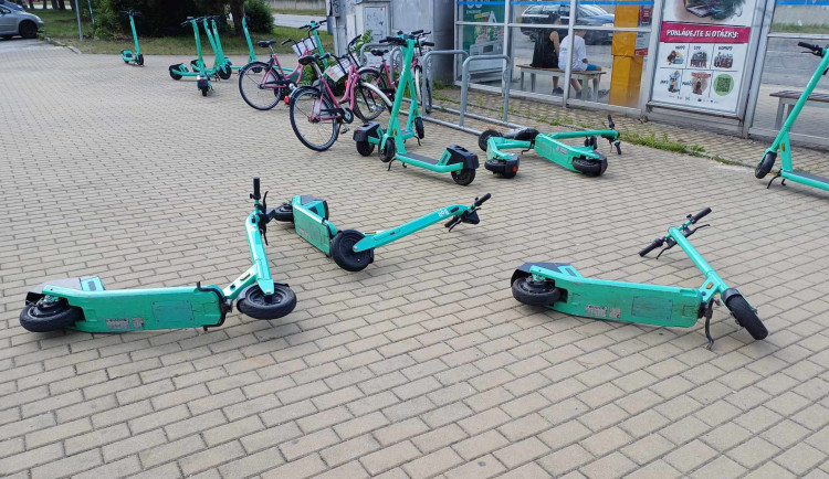 Elektrické koloběžky se na zemi povalují z více důvodů. Mohou za to vandalové, neukáznění zákazníci či extrémní počasí.