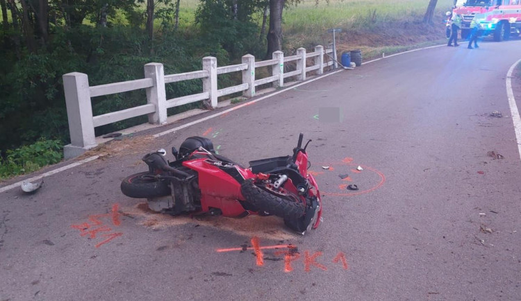 Při nehodě zahynul ve čtvrtek večer na Strakonicku řidič motorky