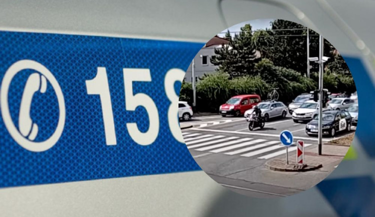Dva zběsilí řidiči aut svištěli Brnem. Na křižovatce smetli motorkáře a ujeli