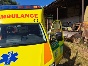 Při práci spadl ze střechy a utrpěl vážná zranění. Do nemocnice musel vrtulníkem