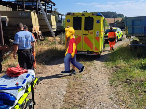 Při práci spadl ze střechy a utrpěl vážná zranění. Do nemocnice musel vrtulníkem