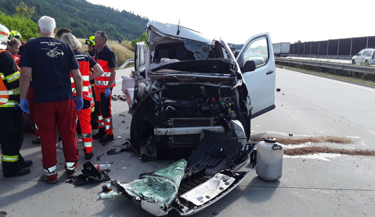 Dálnice D1 byla u Hranic ve směru na Prahu kvůli vážné nehodě uzavřená. Pro zraněného letěl vrtulník