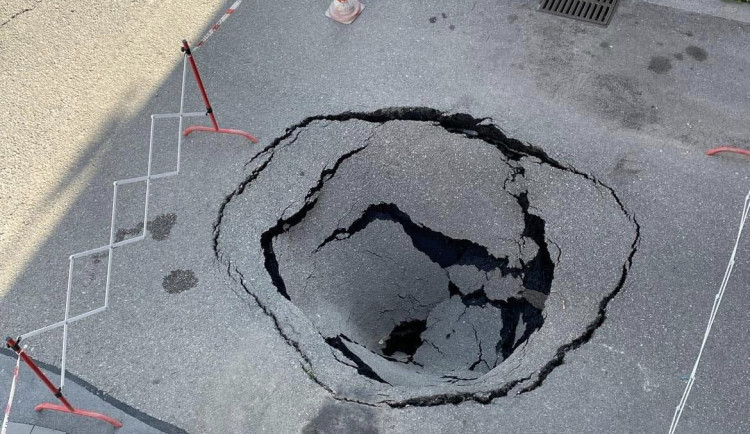 V centru Prostějova se propadla vozovka. Příčina je nejasná, možná kanalizace. Město už chystá opravy