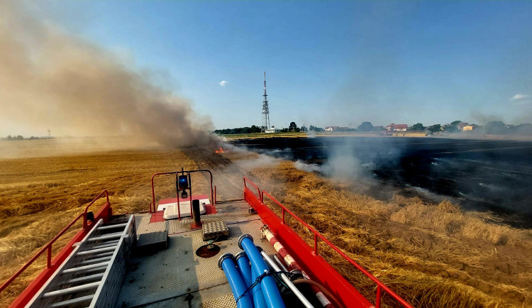 Požár pole u Radimovic u Želče.