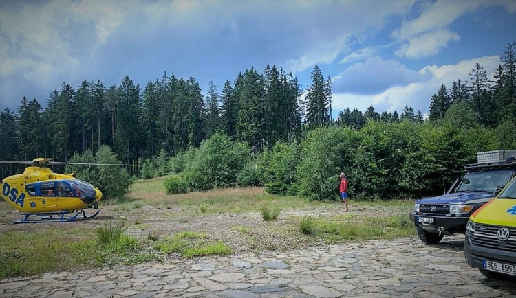 VIDEO: Pro turistu do Jeseníků musel letět vrtulník. Muž uklouzl a vážně si poranil nohu